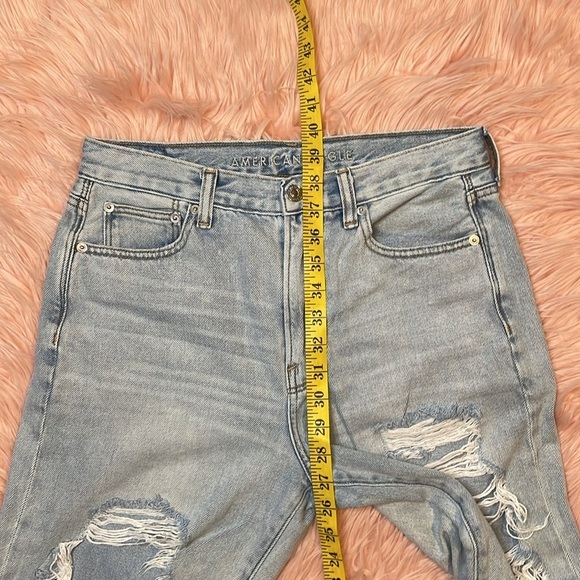 American‎ Eagle Light Wash Distressed Mom Jean Size 6 - Picture 9 of 9